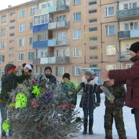 Жители посёлка Средний собрались вместе, чтобы нарядить зелёную красавицу