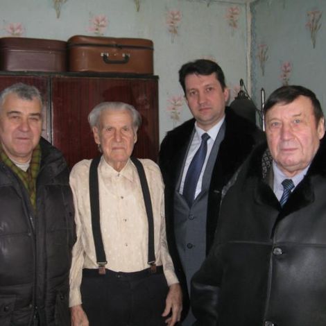 Мэр Усольского района лично поздравил труженика тыла Александра Имануйловича с юбилеем